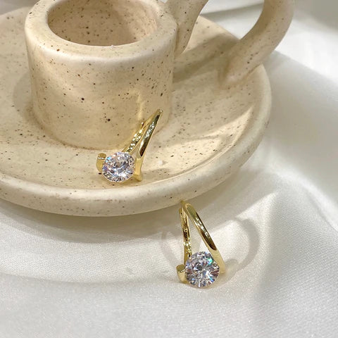 Boucle d'oreille Anneau Doré Point de Lumière / Le Bijou de la Femme Moderne et Élégante