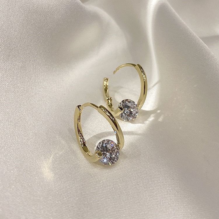 Boucle d'oreille Anneau Doré Point de Lumière / Le Bijou de la Femme Moderne et Élégante