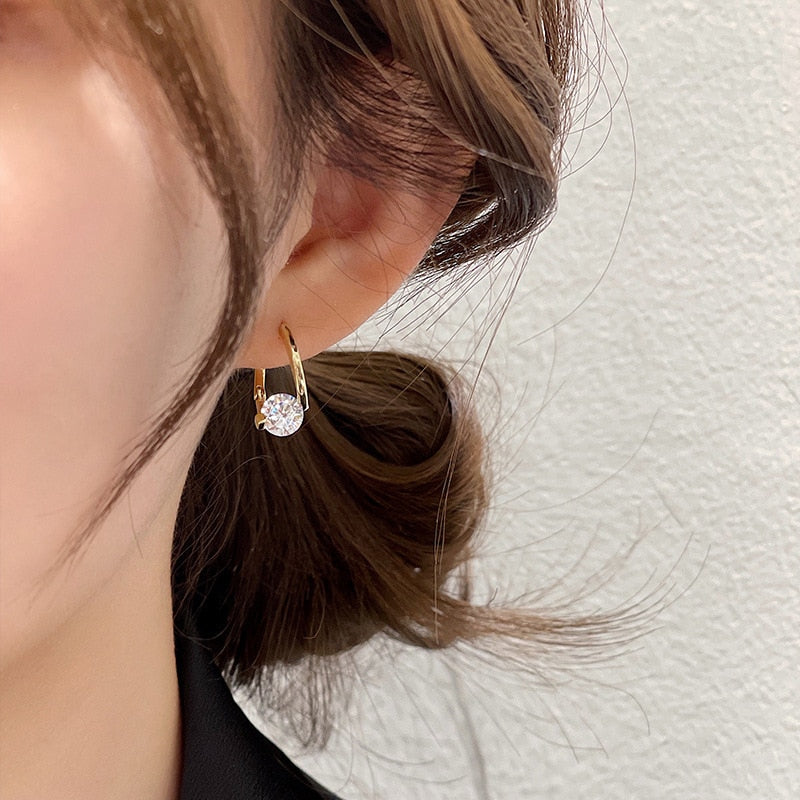 Boucle d'oreille Anneau Doré Point de Lumière / Le Bijou de la Femme Moderne et Élégante