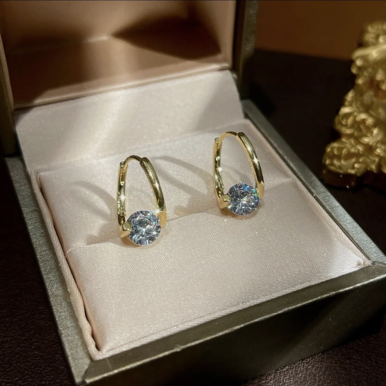Boucle d'oreille Anneau Doré Point de Lumière / Le Bijou de la Femme Moderne et Élégante
