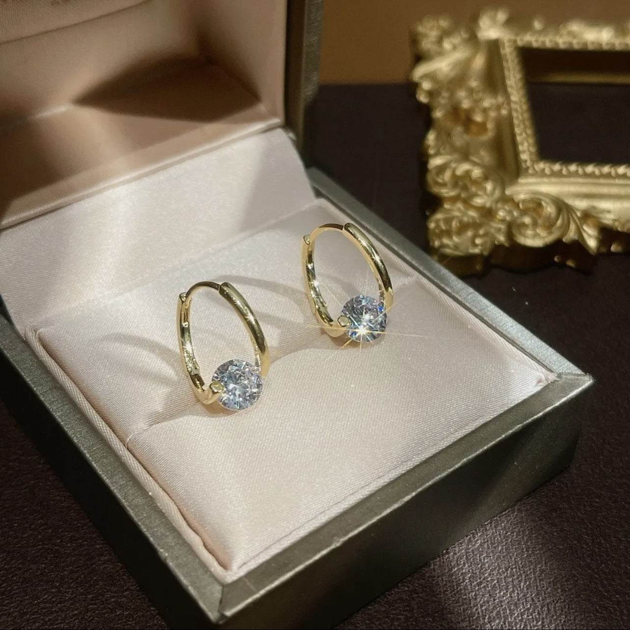 Boucle d'oreille Anneau Doré Point de Lumière / Le Bijou de la Femme Moderne et Élégante